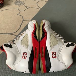 Air Jordan 5 retro ‘Fire Red’.